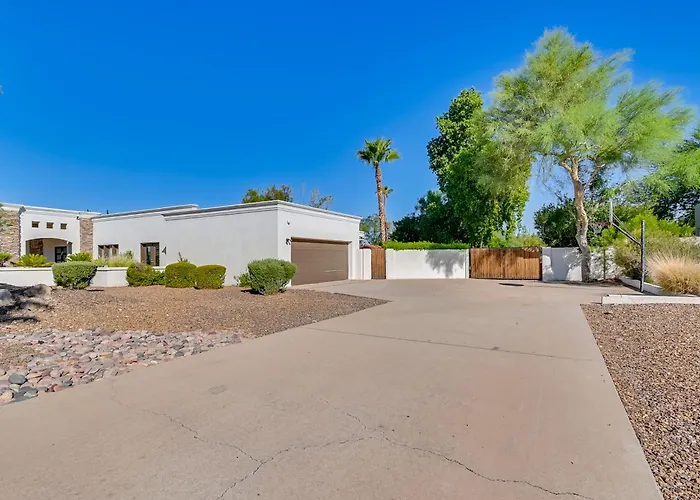 Holiday home Family Gem In Paradise Valley: Hot Tub, Large Yard Scottsdale