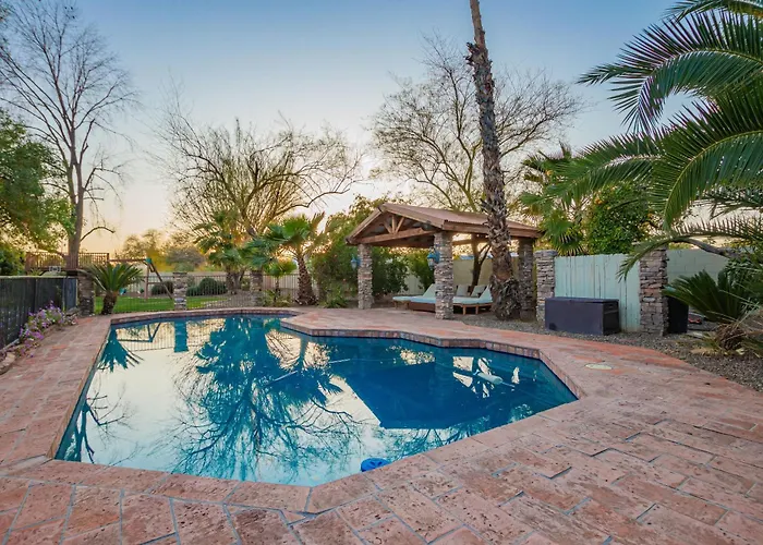 Family Gem In Paradise Valley: Hot Tub, Large Yard Holiday home