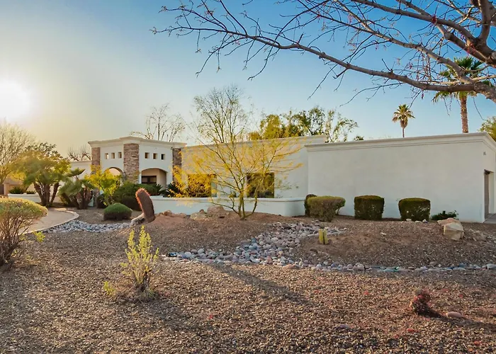 Family Gem In Paradise Valley: Hot Tub, Large Yard Scottsdale