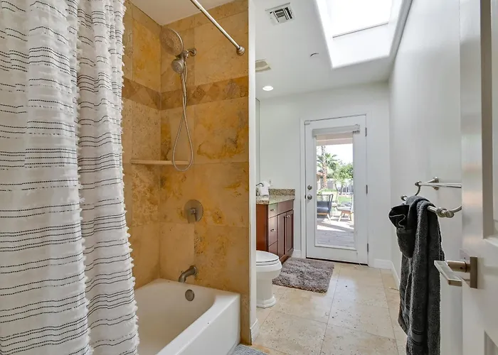 Family Gem In Paradise Valley: Hot Tub, Large Yard Holiday home