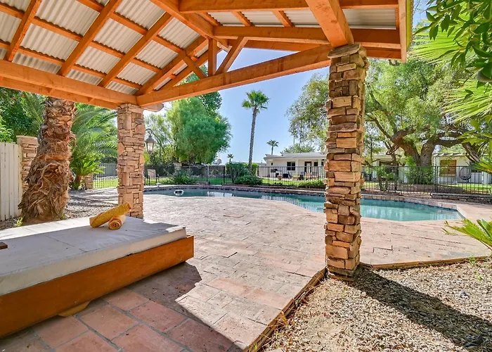 Family Gem In Paradise Valley: Hot Tub, Large Yard Holiday home