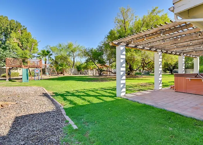 Family Gem In Paradise Valley: Hot Tub, Large Yard Holiday home