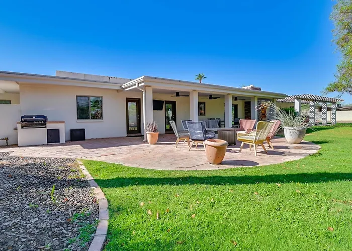 Family Gem In Paradise Valley: Hot Tub, Large Yard Holiday home